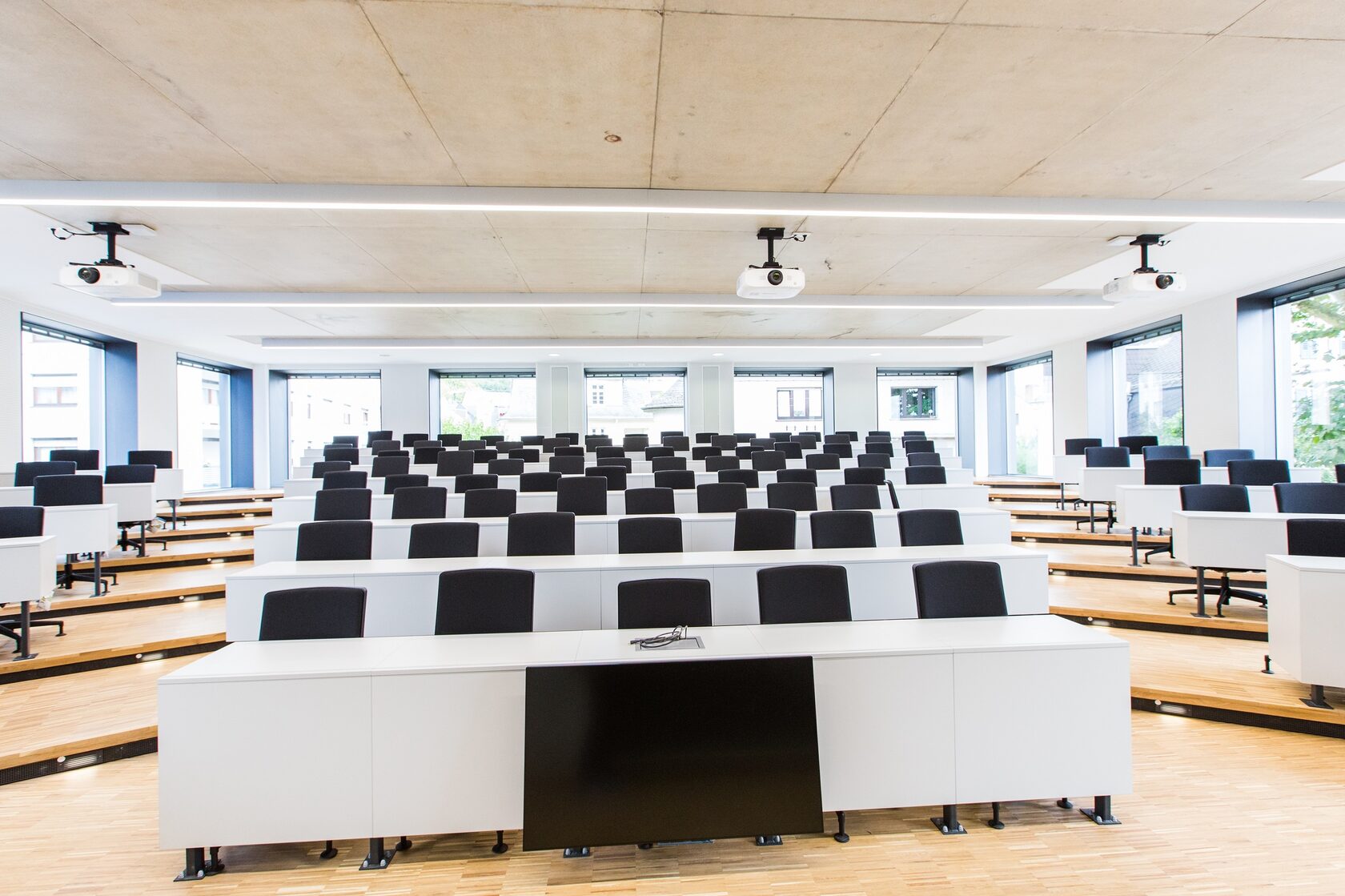 Main lecture hall with WHU